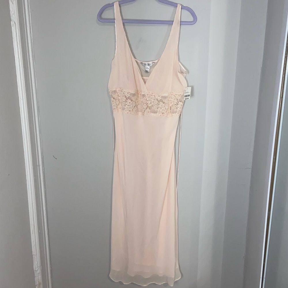🍭 2 for $30  // Beautiful detailed baby pink nightgown
